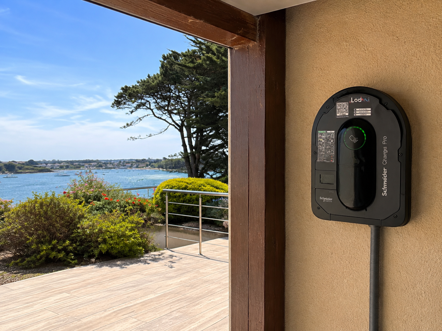 Installation de borne de recharge LODMI chez un client, avec vue sur le paysage